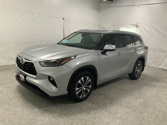 Used 2023 Toyota Highlander XLE AWD/4WD image 2
