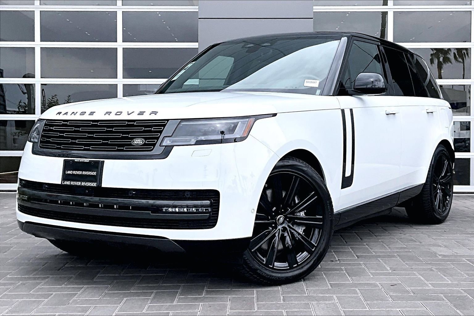 Used 2025 Land Rover Range Rover SE image 1