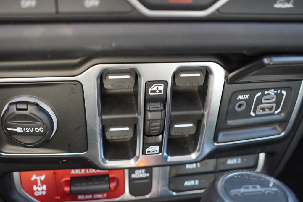 Certified 2026 Jeep Gladiator Mojave AWD/4WD image 26