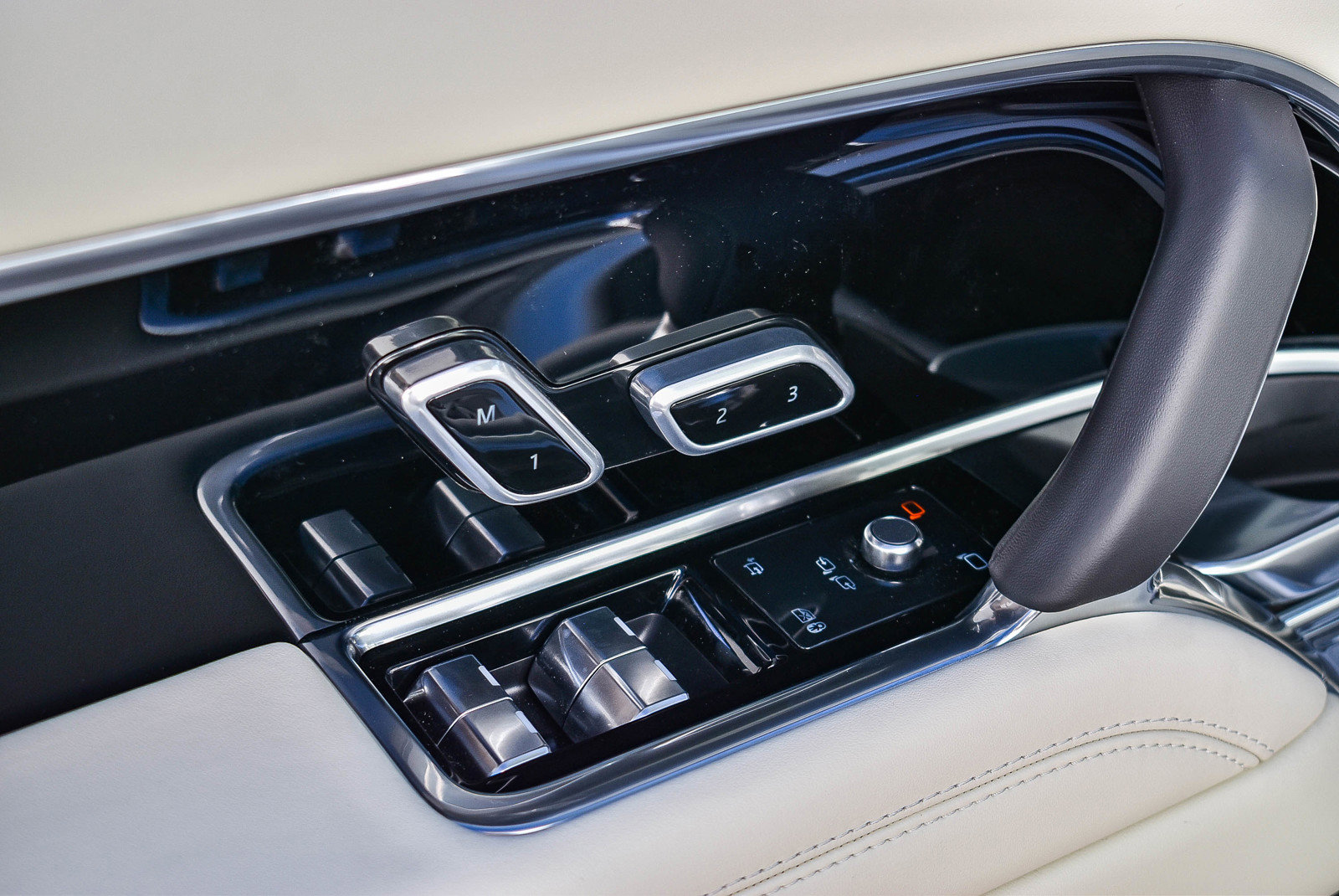 Used 2025 Land Rover Range Rover SE image 21