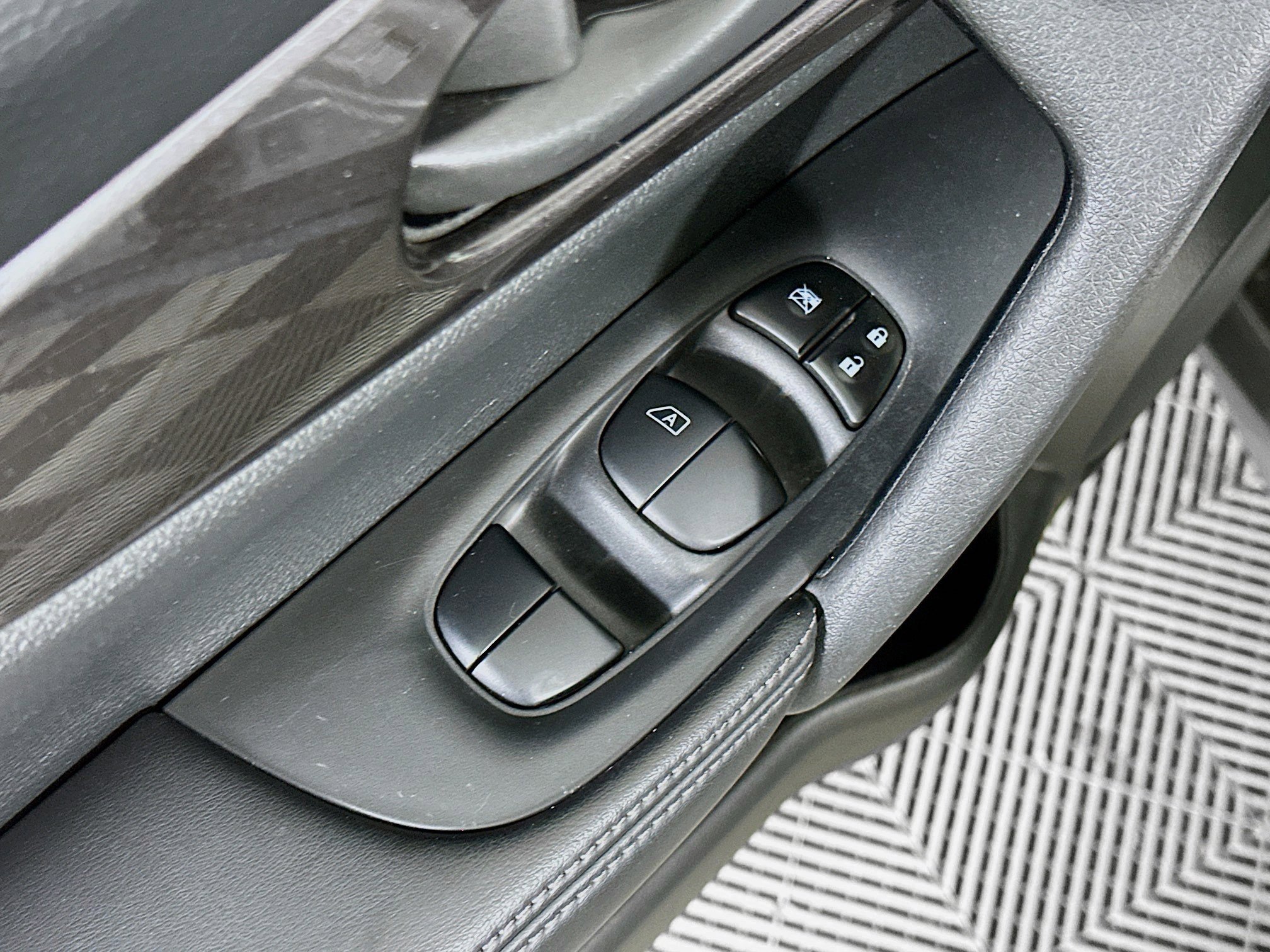 Used 2019 Nissan Rogue S FWD image 15