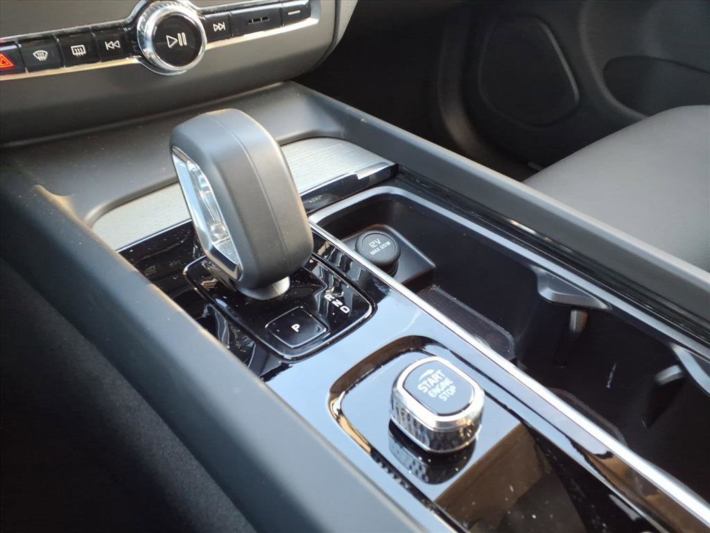 Certified 2025 Volvo XC60 B5 Plus image 18