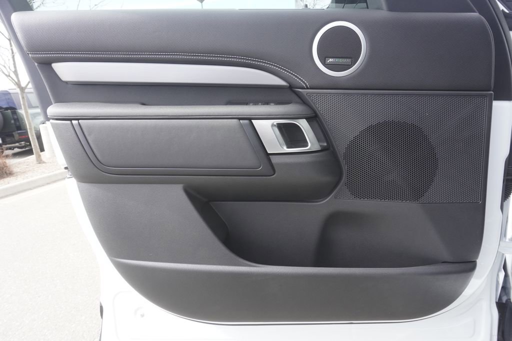 New 2026 Land Rover Discovery Limited Edition image 17