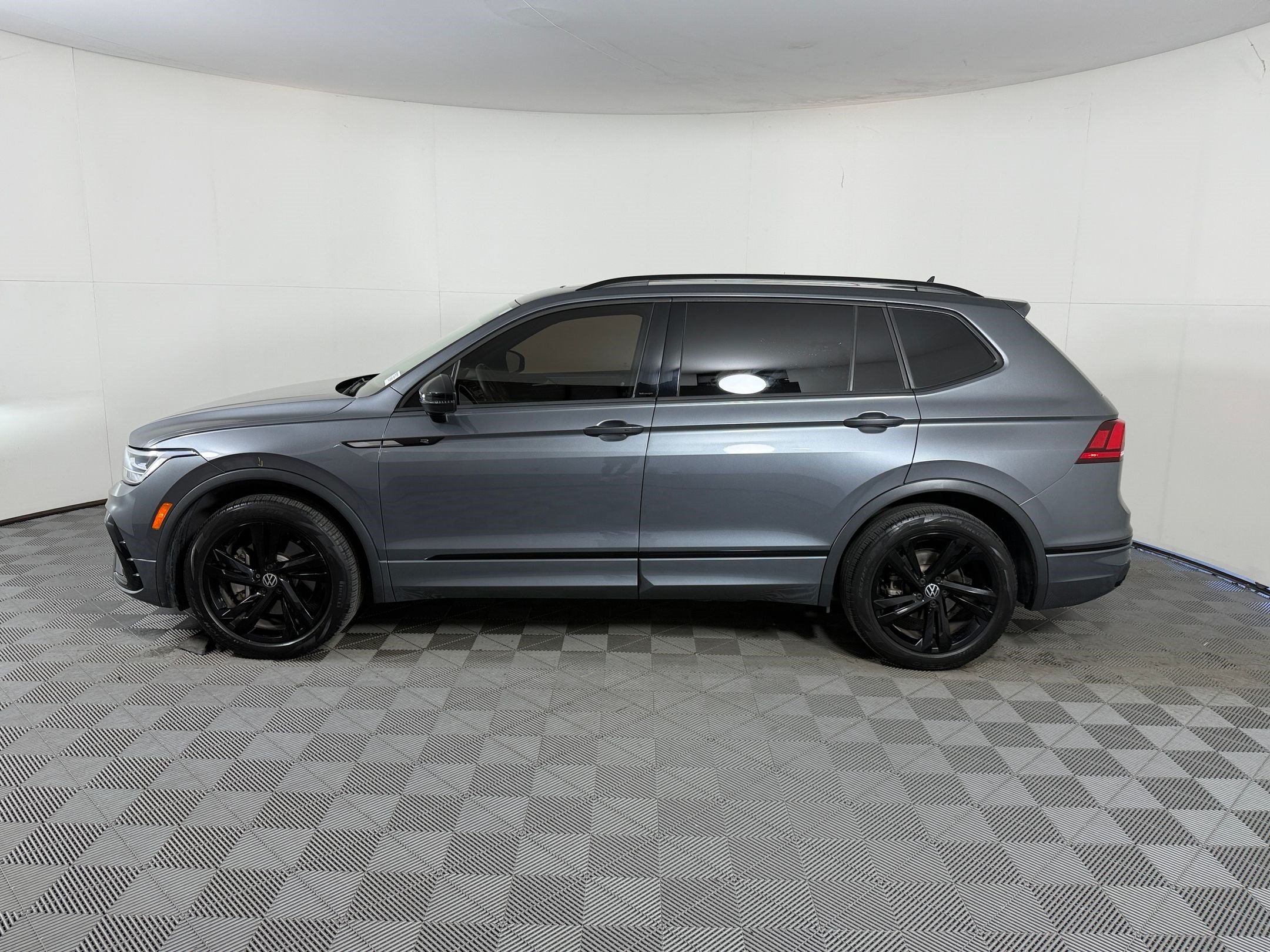 Used 2023 Volkswagen Tiguan SE R-Line FWD image 2