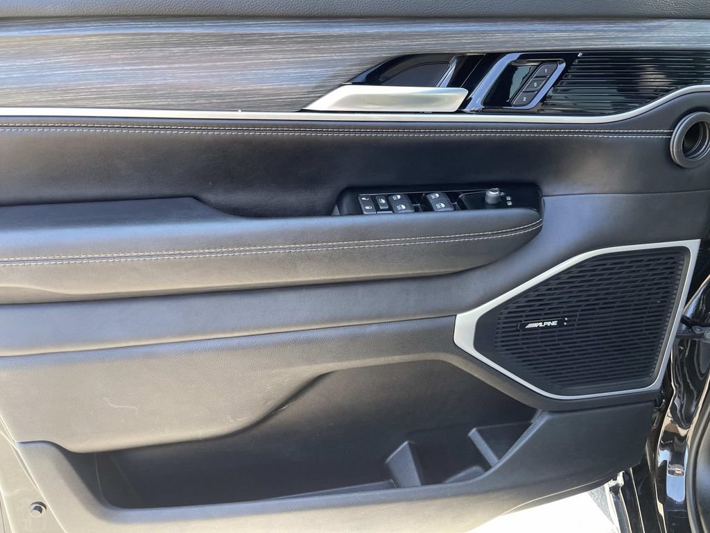 Used 2024 Jeep Wagoneer L Series II RWD image 17
