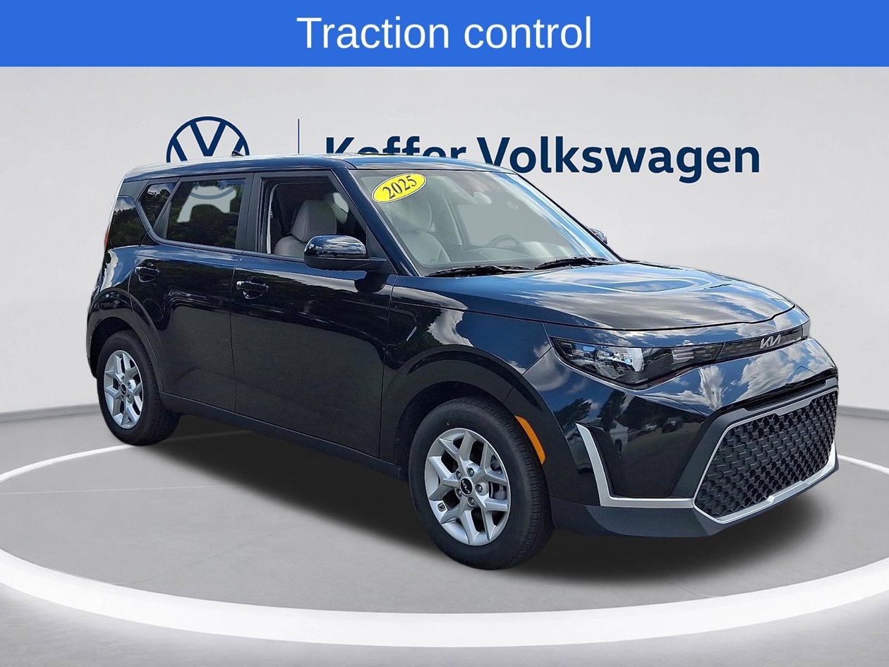 Used 2025 Kia Soul LX w/ LX Technology Package FWD image 3