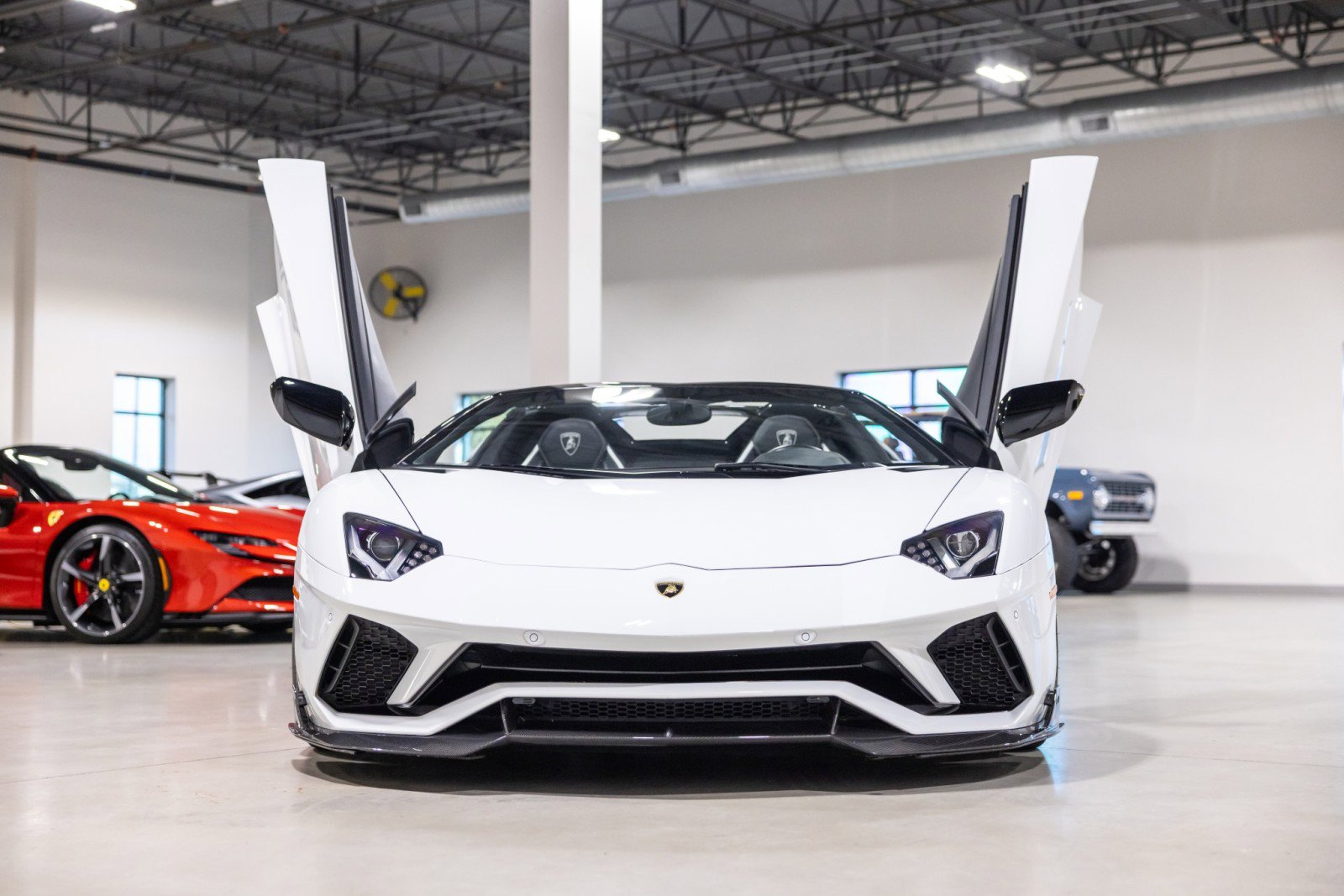 Used 2019 Lamborghini Aventador S image 2