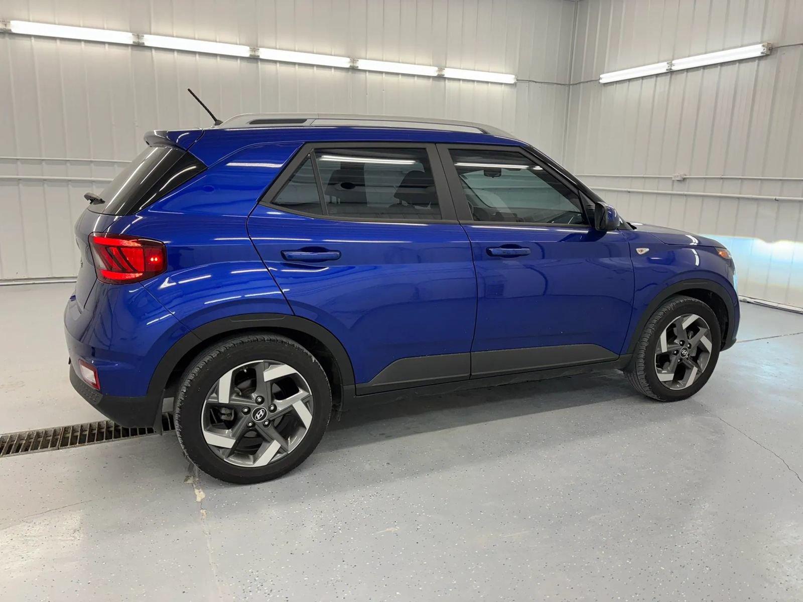 Used 2023 Hyundai Venue Limited FWD image 3