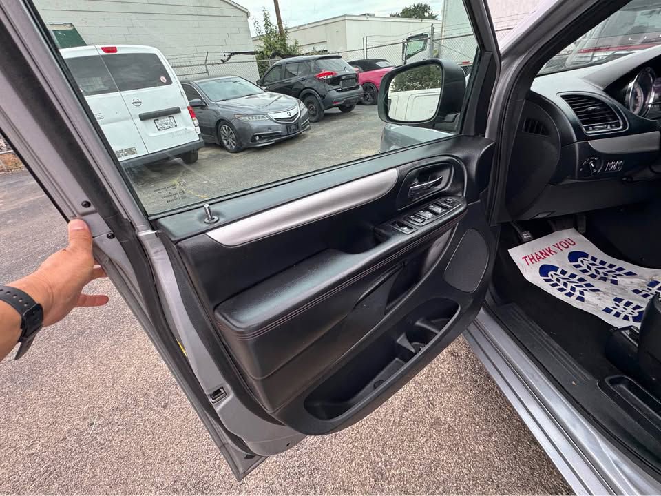 Used 2015 Dodge Grand Caravan R/T image 19