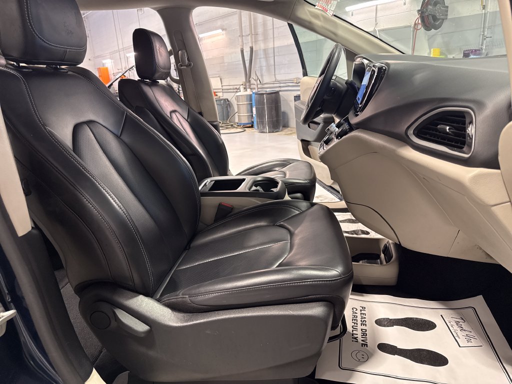 Used 2023 Chrysler Pacifica Touring-L FWD image 32