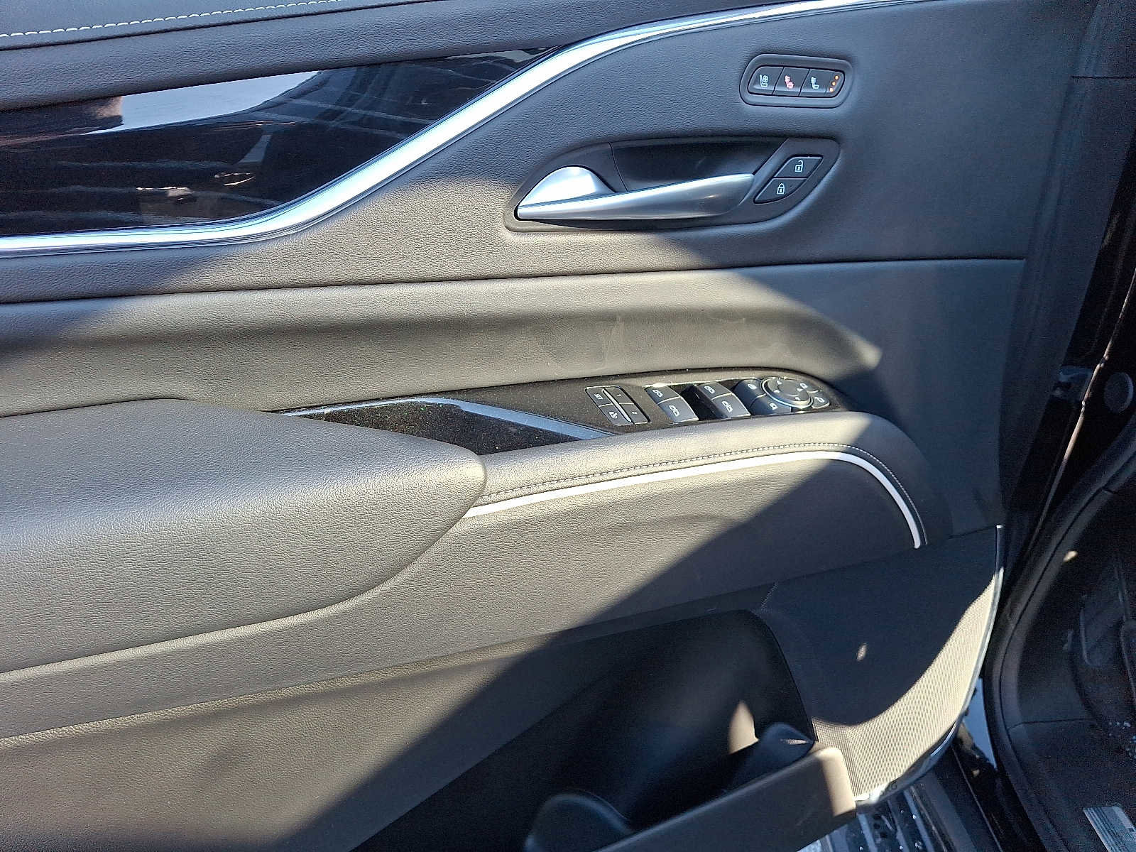 Used 2024 Cadillac Escalade Sport w/ LPO, ONYX Package image 14