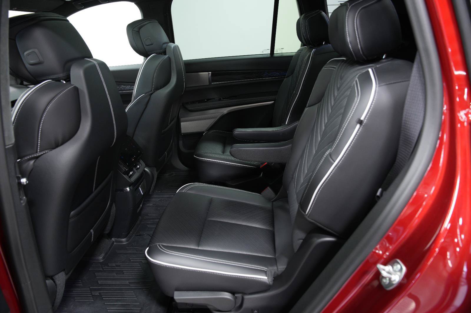 Used 2026 Cadillac Vistiq Platinum w/ LPO, Floor Liner Package AWD/4WD image 37