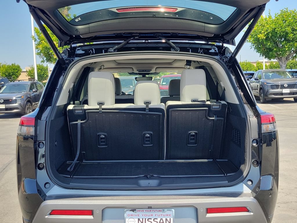 New 2026 Nissan Pathfinder SL w/ SL Premium Package (P04) FWD image 18
