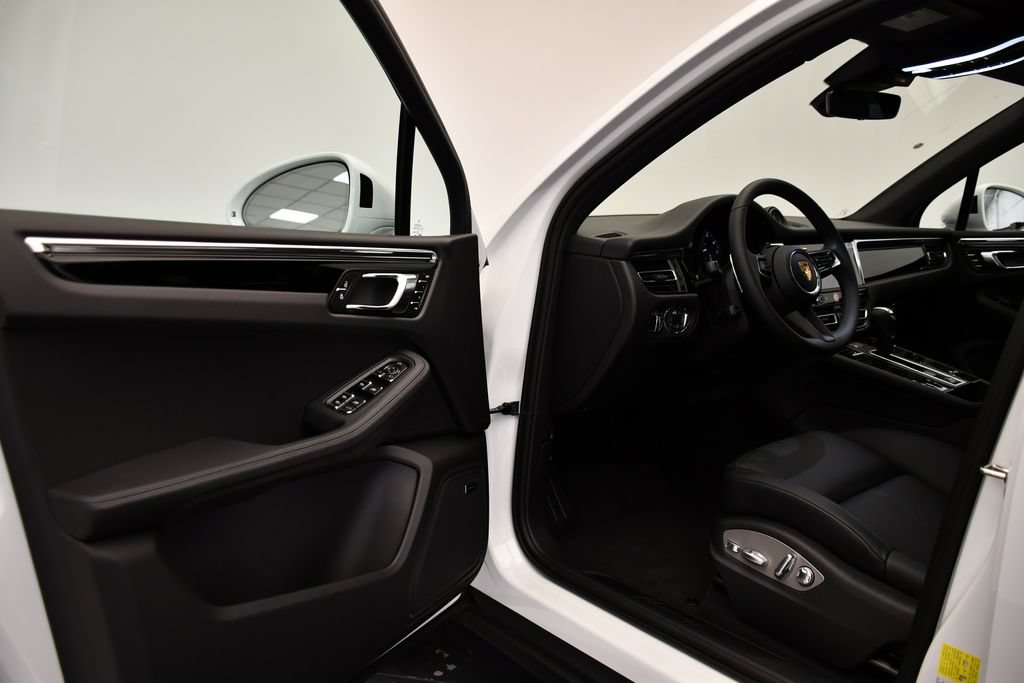 Certified 2026 Porsche Macan AWD/4WD image 39