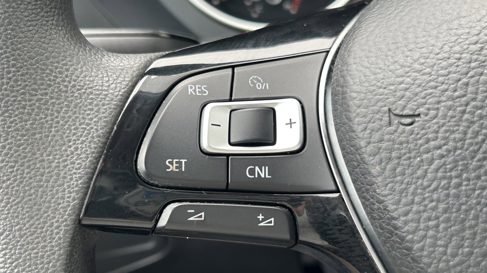 Used 2018 Volkswagen Tiguan S image 22