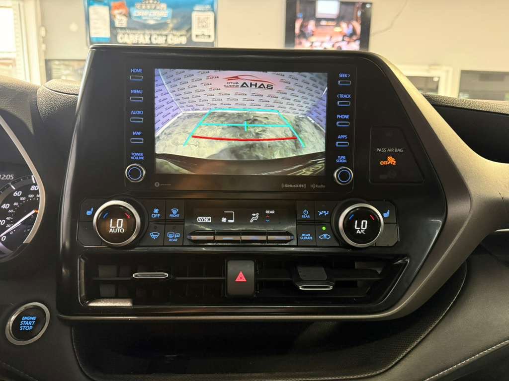Used 2021 Toyota Highlander XLE AWD/4WD image 18