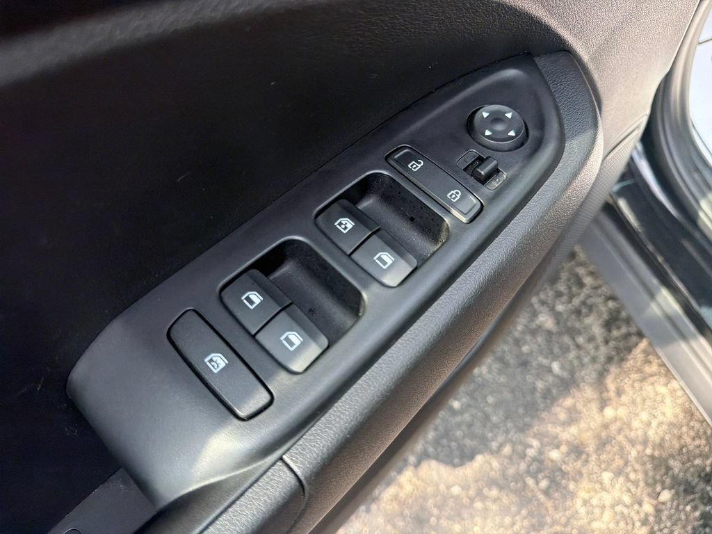 Used 2025 Hyundai Venue SEL FWD image 14