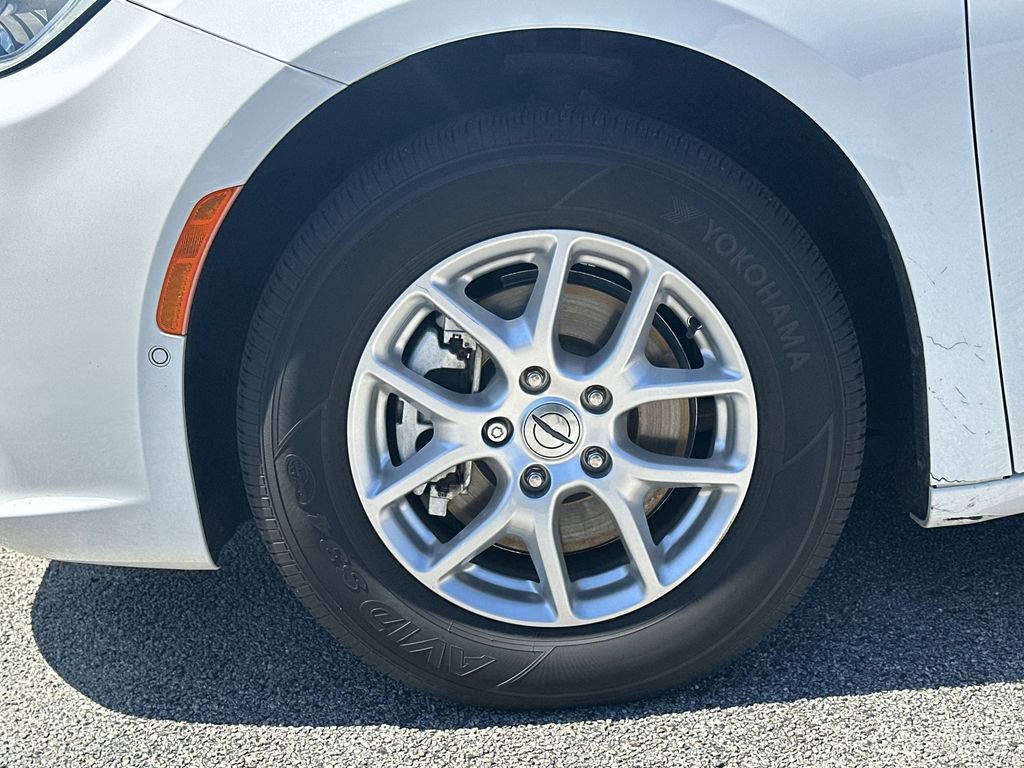 Used 2023 Chrysler Pacifica Touring-L FWD image 11