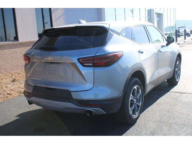 Used 2025 Chevrolet Blazer LT image 3