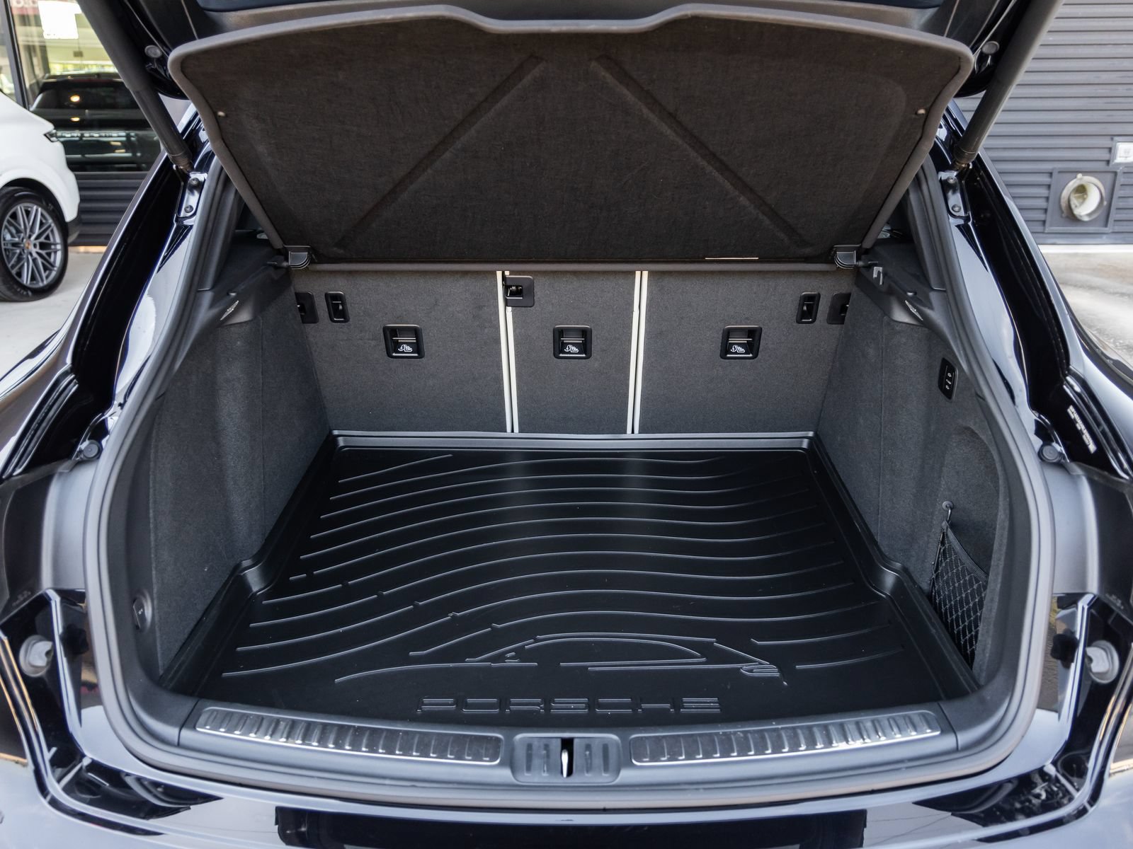 Certified 2024 Porsche Macan S AWD/4WD image 37