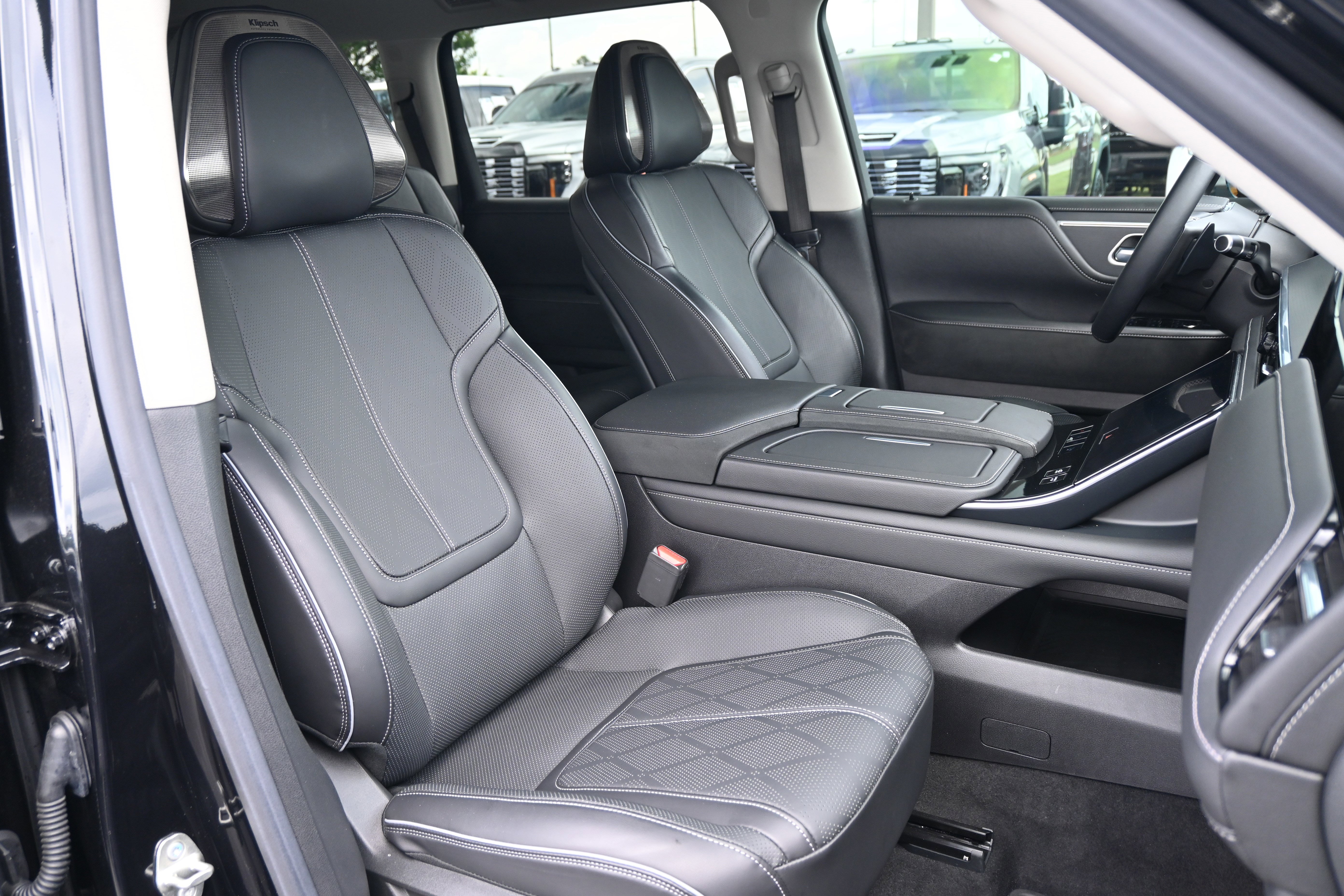 Used 2025 INFINITI QX80 Sensory AWD/4WD image 33