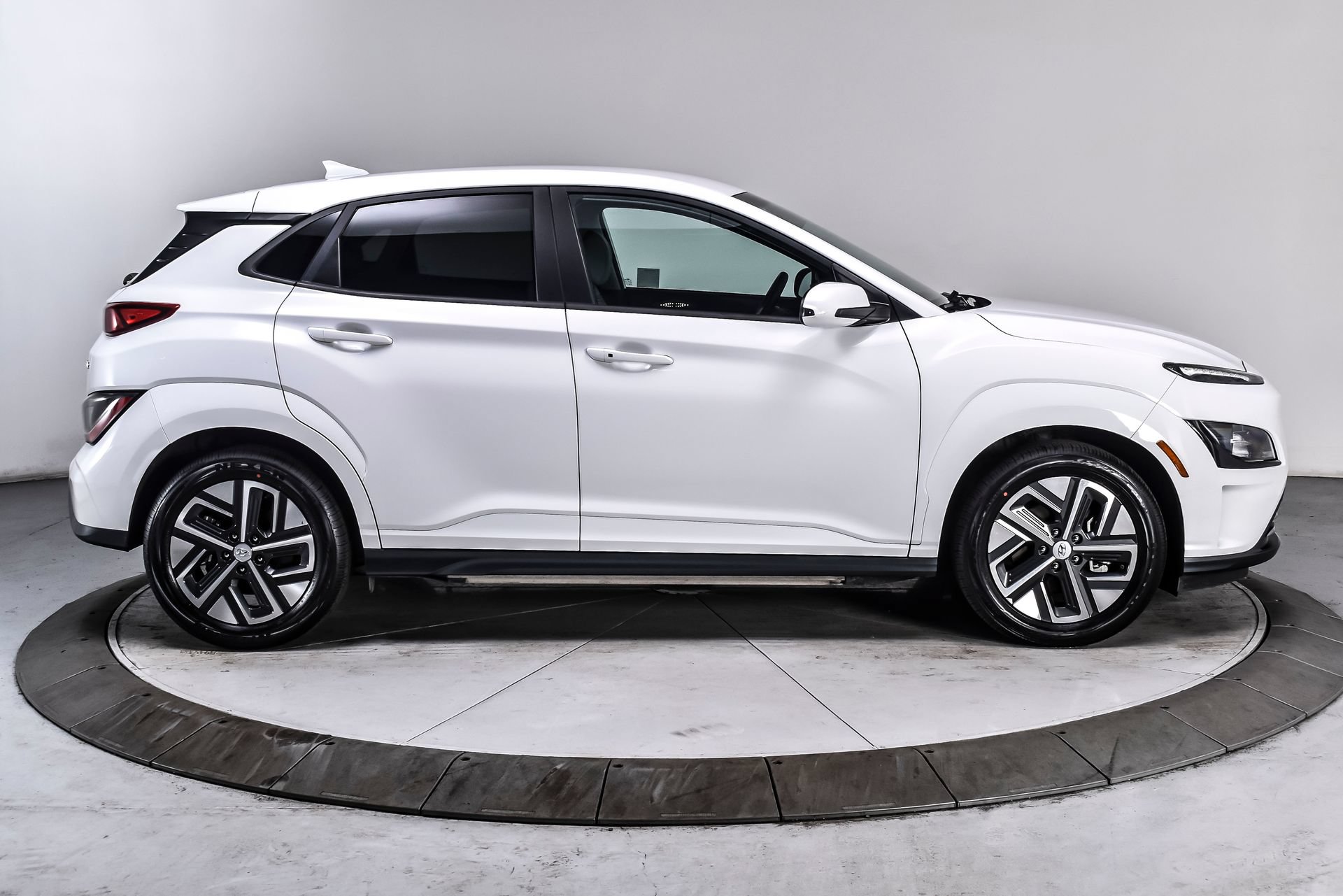 Used 2023 Hyundai Kona SE w/ Cargo Package FWD image 7