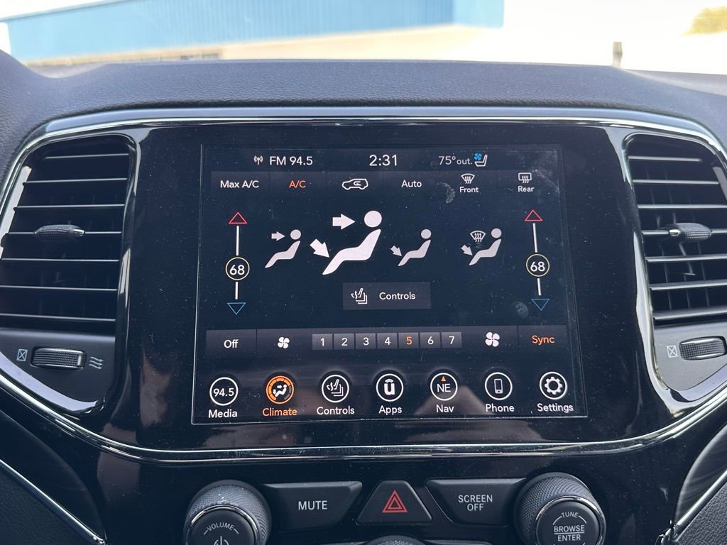 Used 2021 Jeep Grand Cherokee Limited w/ Luxury Group II image 34