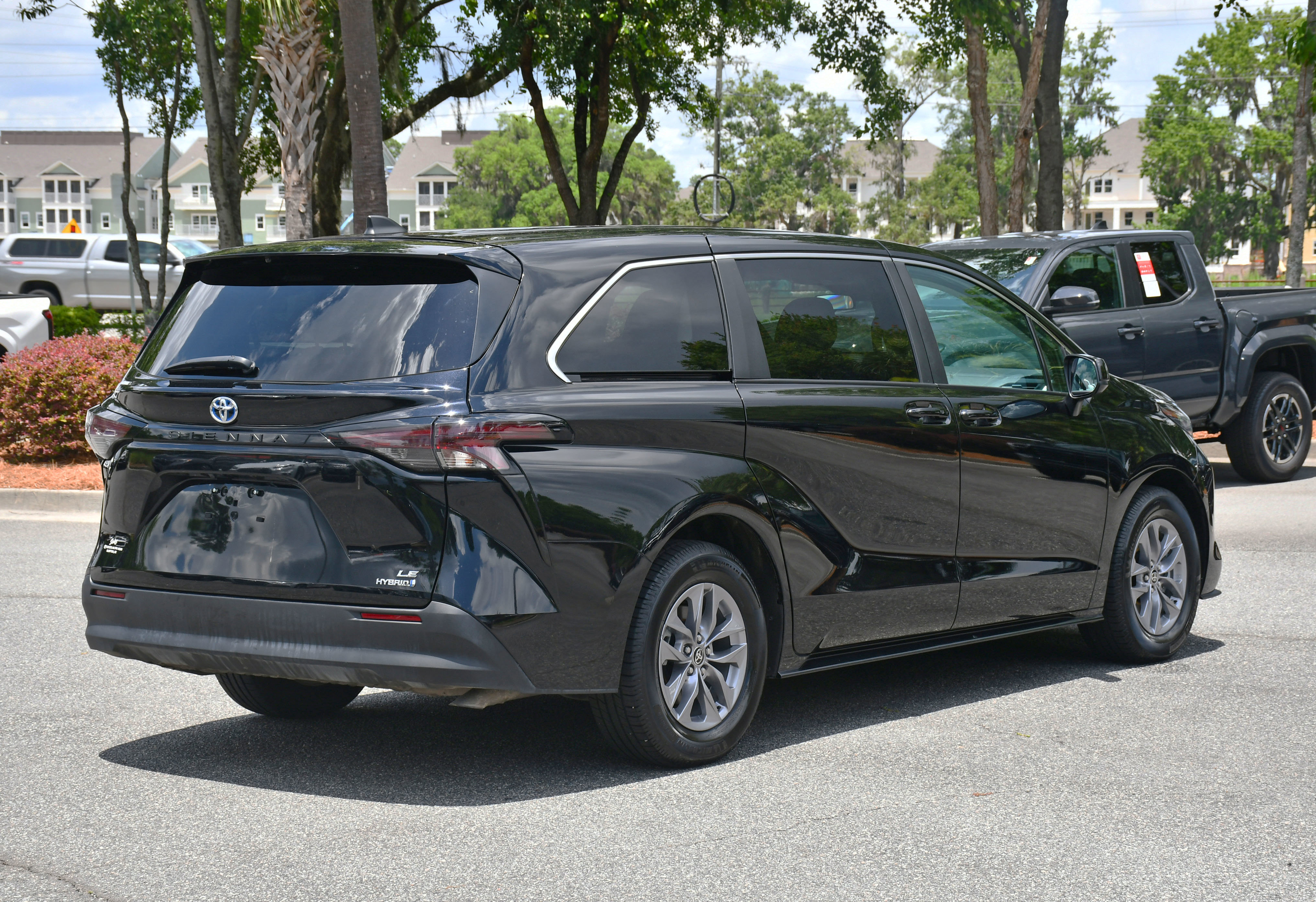Used 2023 Toyota Sienna LE image 4