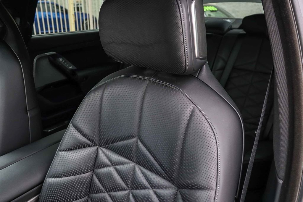 Used 2023 BMW 740i w/ Parking Assistance Package image 29