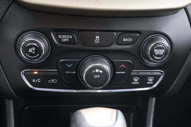 Used 2017 Jeep Cherokee Latitude AWD/4WD image 15