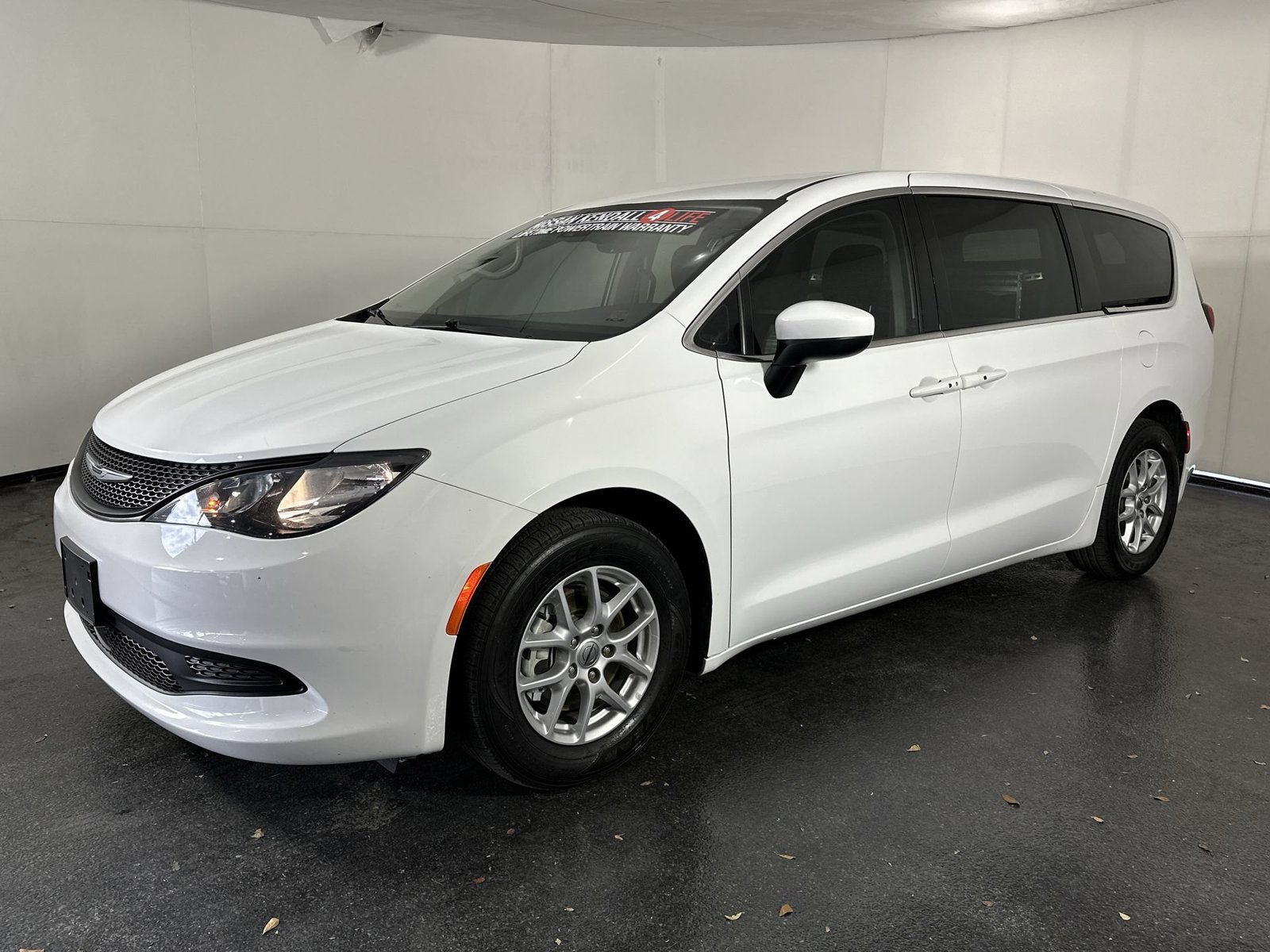 Used 2023 Chrysler Voyager LX FWD image 4