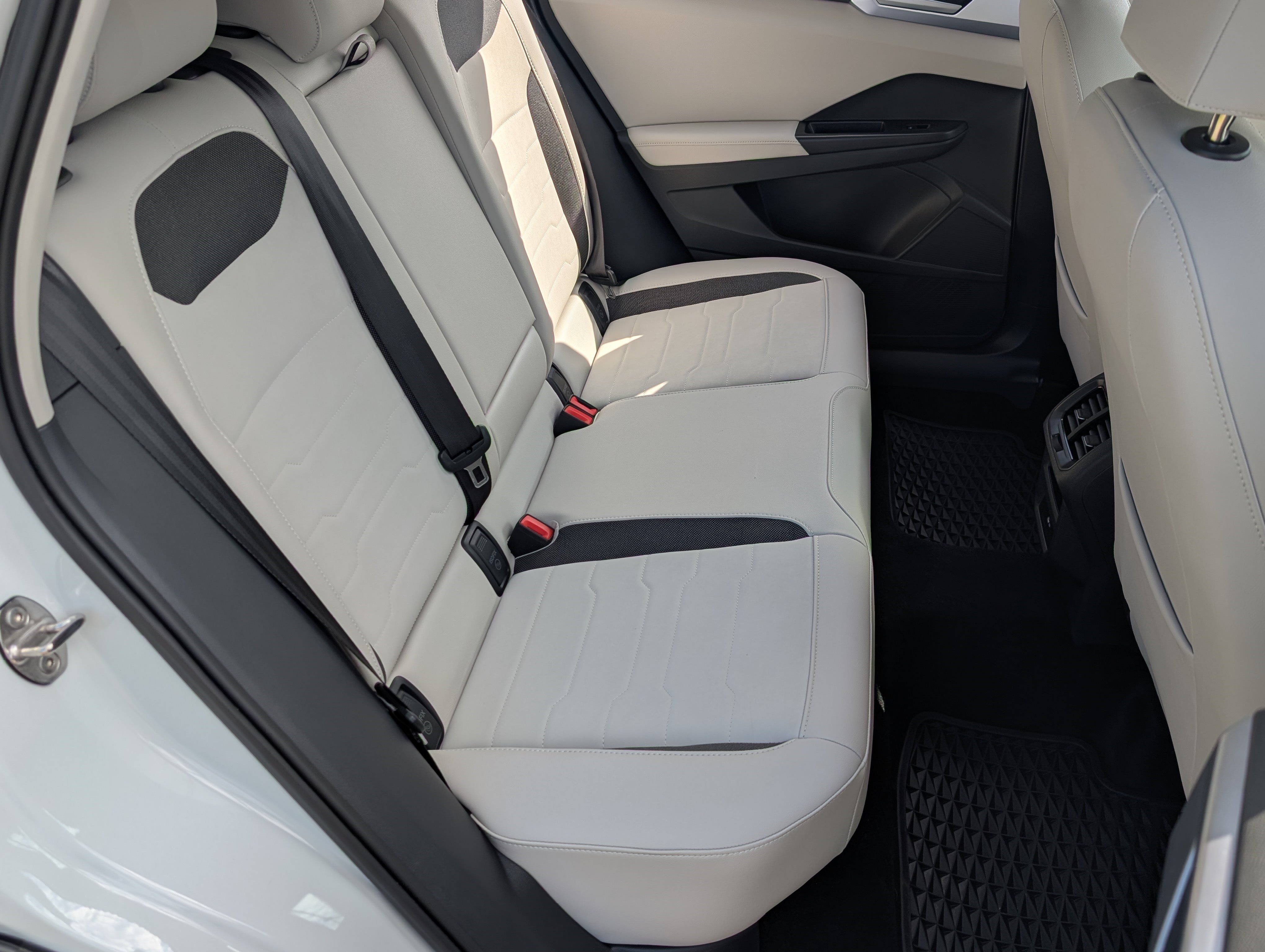 Used 2025 Volkswagen Taos SE FWD image 19