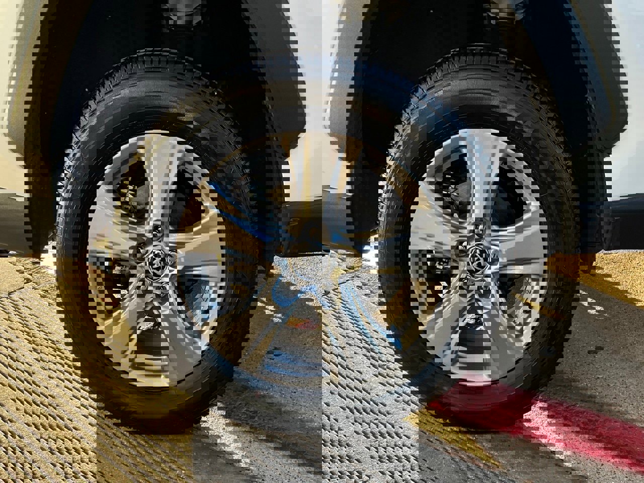 Used 2025 Toyota RAV4 XLE image 9