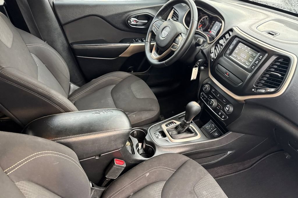 Used 2017 Jeep Cherokee Latitude FWD image 16