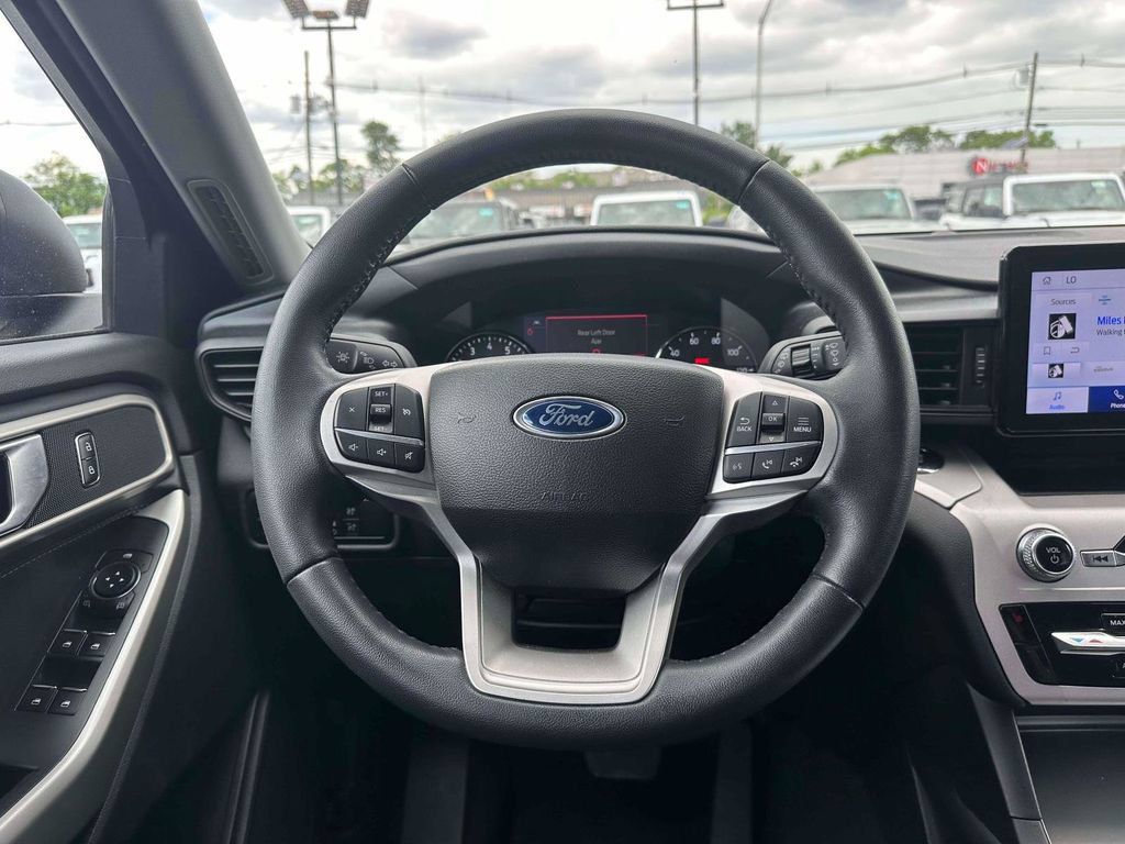 Used 2023 Ford Explorer XLT AWD/4WD image 14