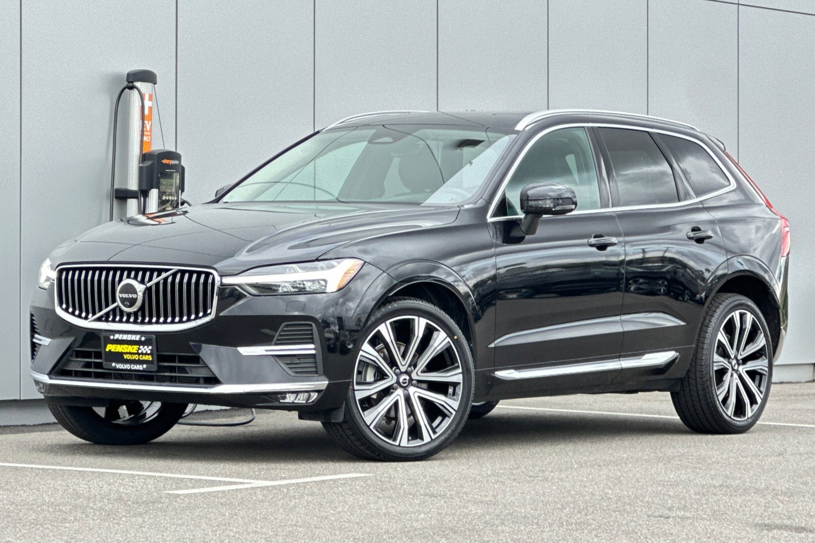 Used 2023 Volvo XC60 B5 Ultimate w/ Climate Package image 1