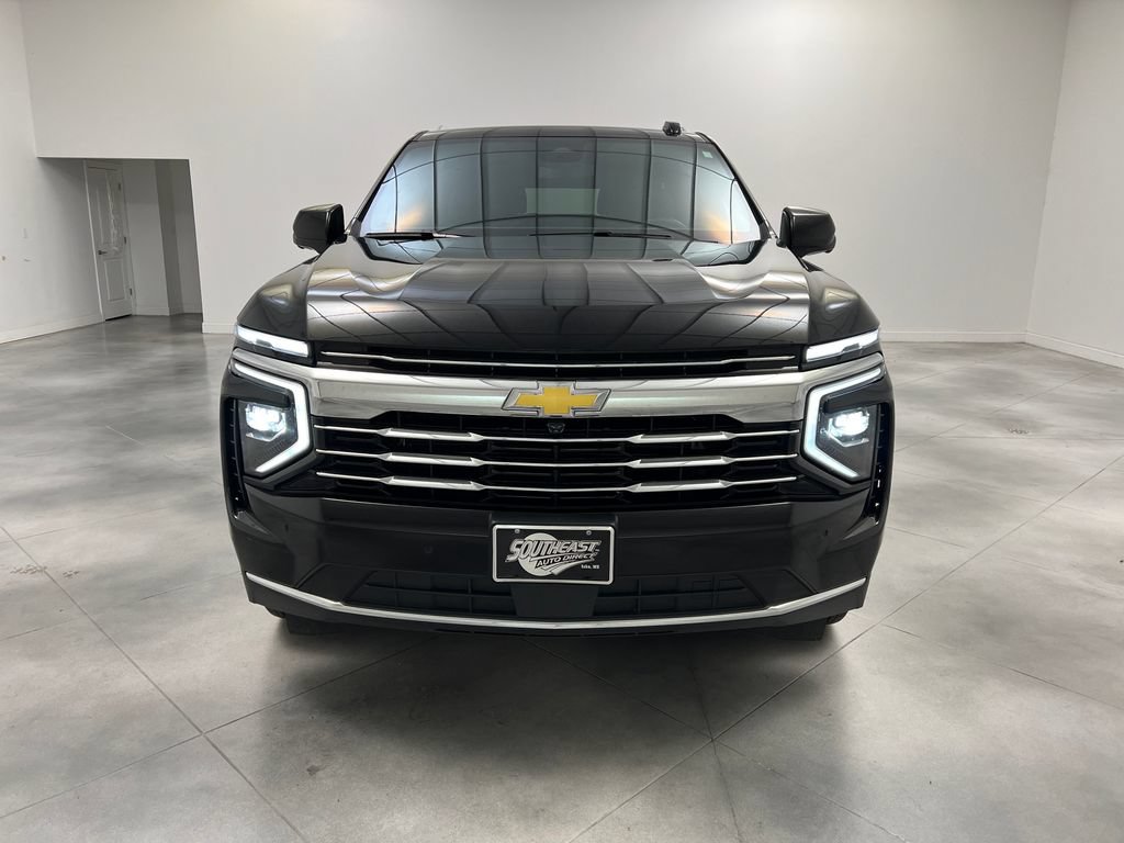 Used 2025 Chevrolet Suburban LT RWD image 3
