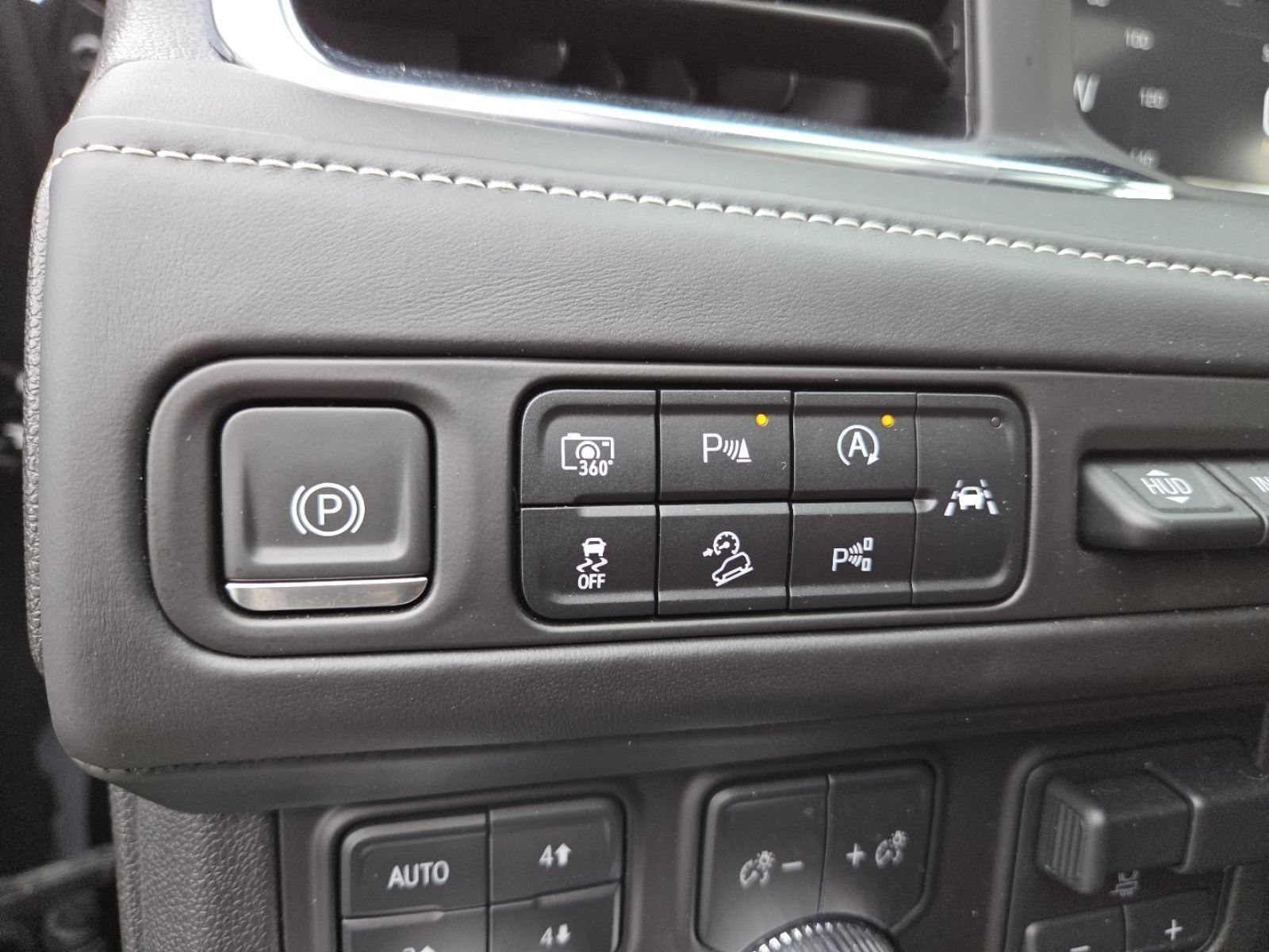 Used 2023 GMC Yukon Denali Ultimate AWD/4WD image 16