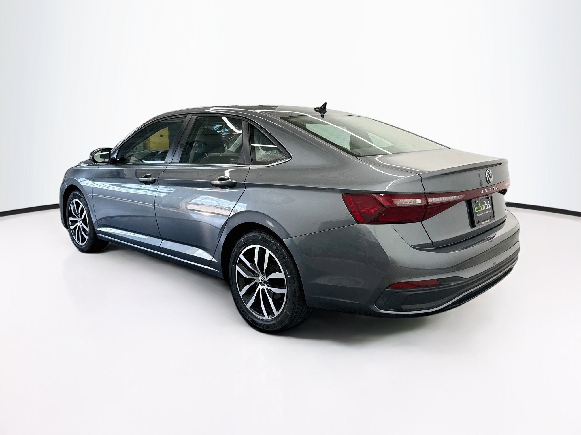 Used 2025 Volkswagen Jetta SE FWD image 5