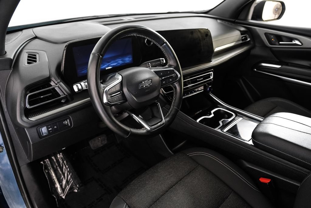 Used 2024 Chevrolet Traverse LT w/ Midnight/Sport Edition FWD image 2