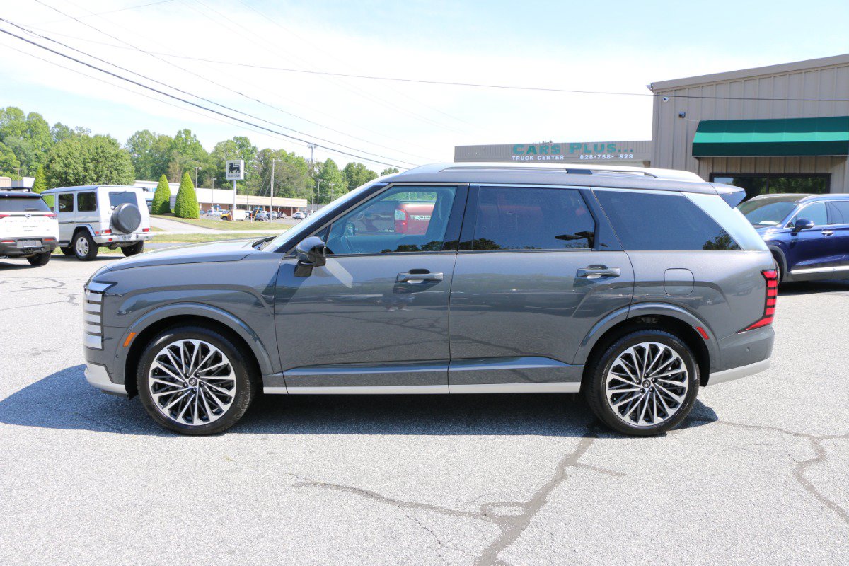 Used 2026 Hyundai Palisade Calligraphy FWD image 2