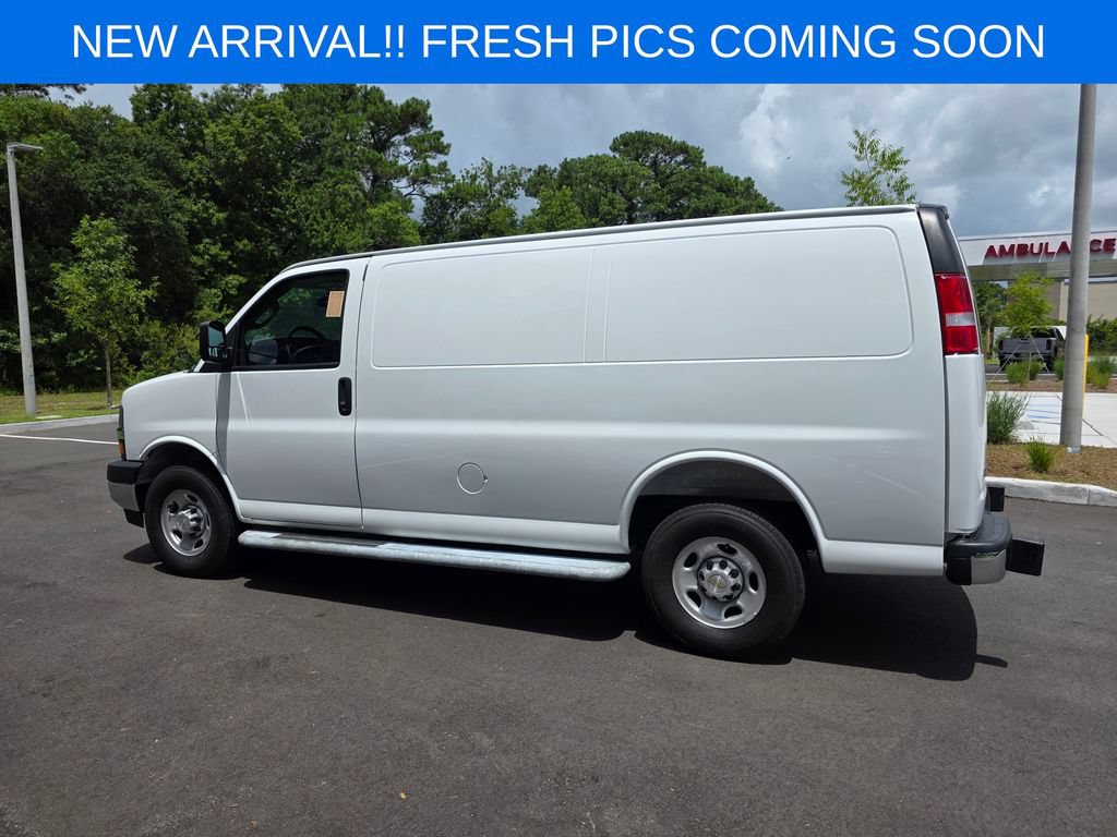 Used 2025 Chevrolet Express 2500 w/ Driver Convenience Package RWD image 4