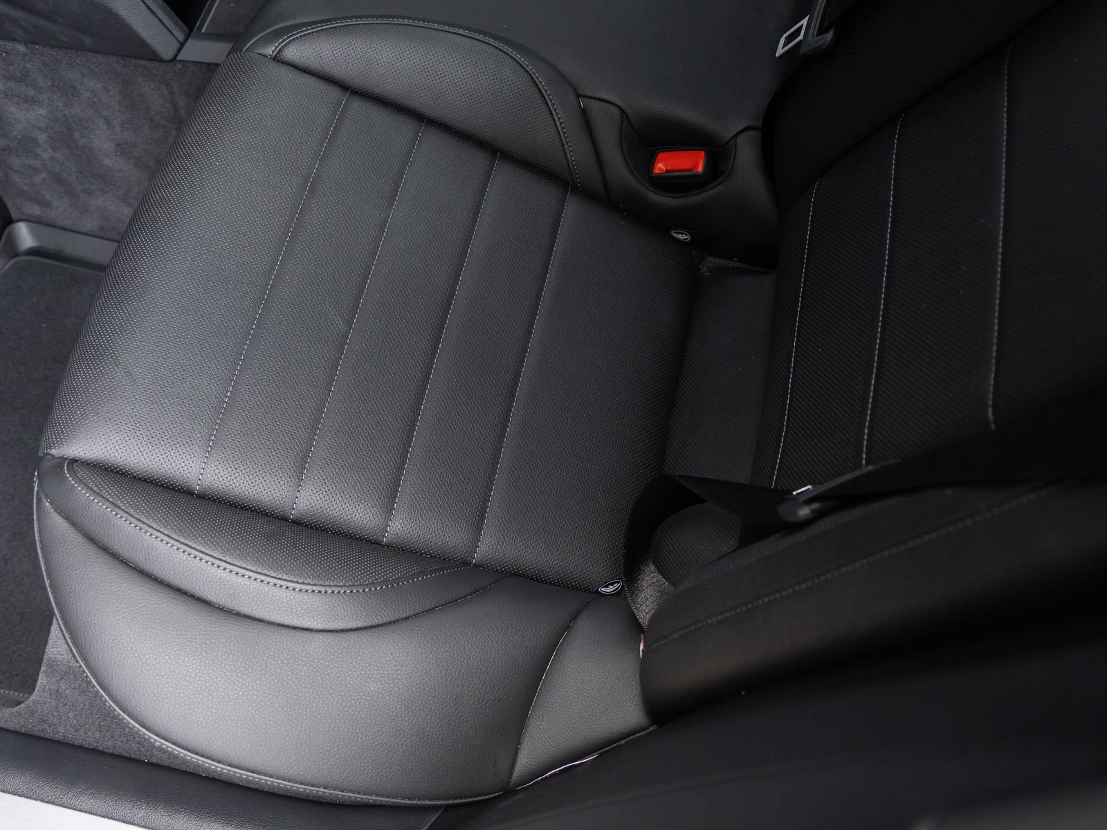 Certified 2025 Porsche Panamera image 33