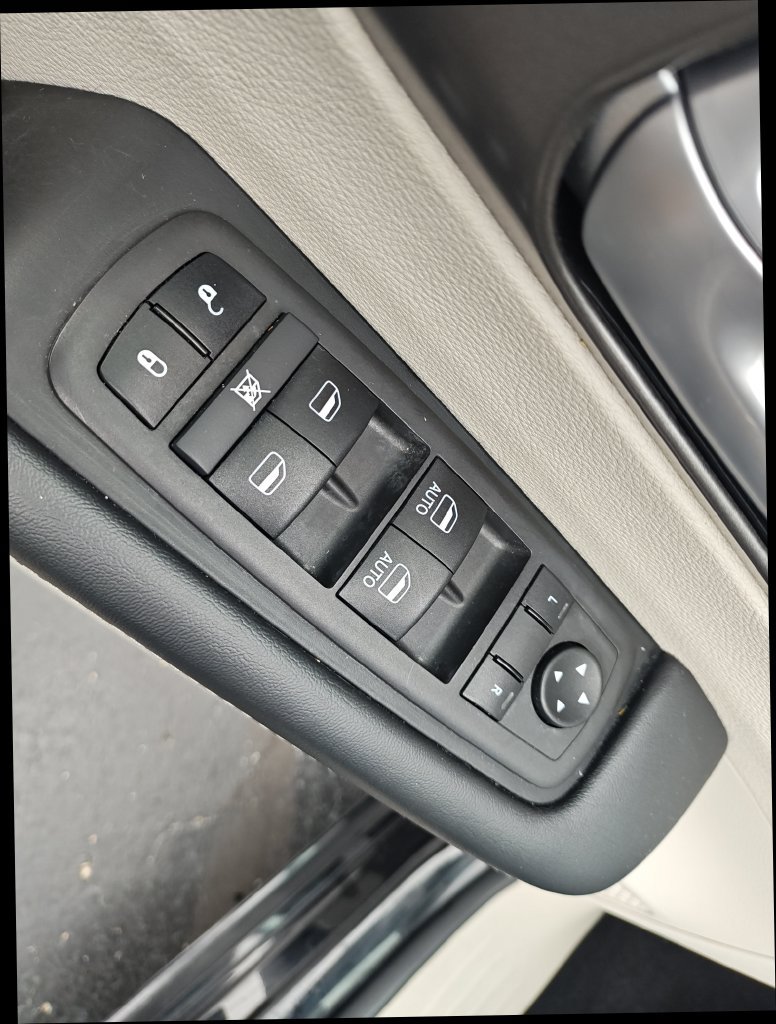 Used 2024 Chrysler Pacifica Touring-L FWD image 11