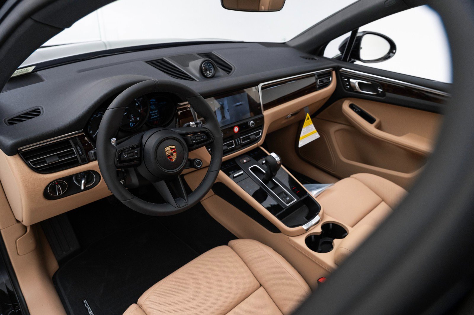 Certified 2025 Porsche Macan AWD/4WD image 4