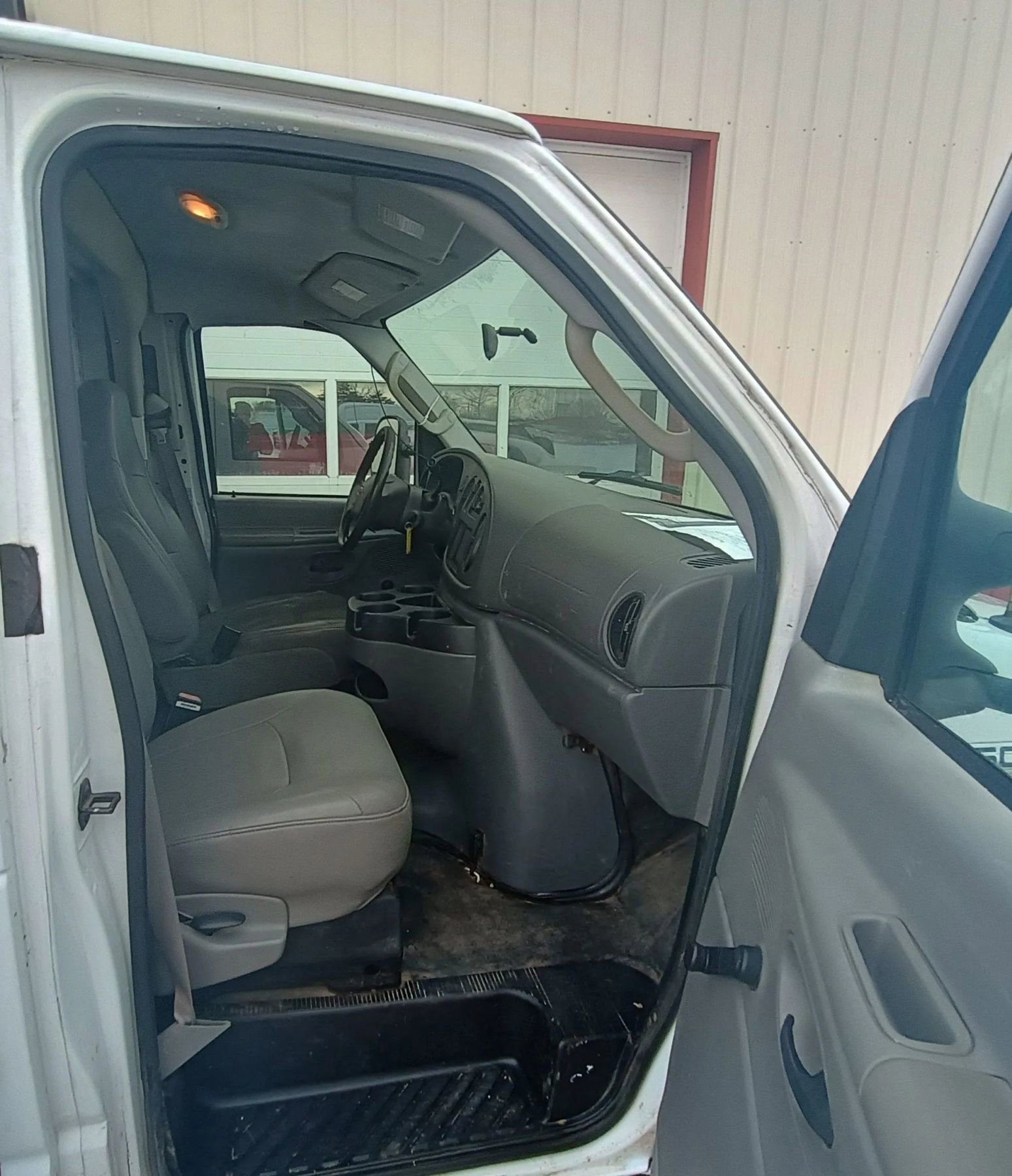 Used 2006 Ford E-350 and Econoline 350 Super Duty image 7
