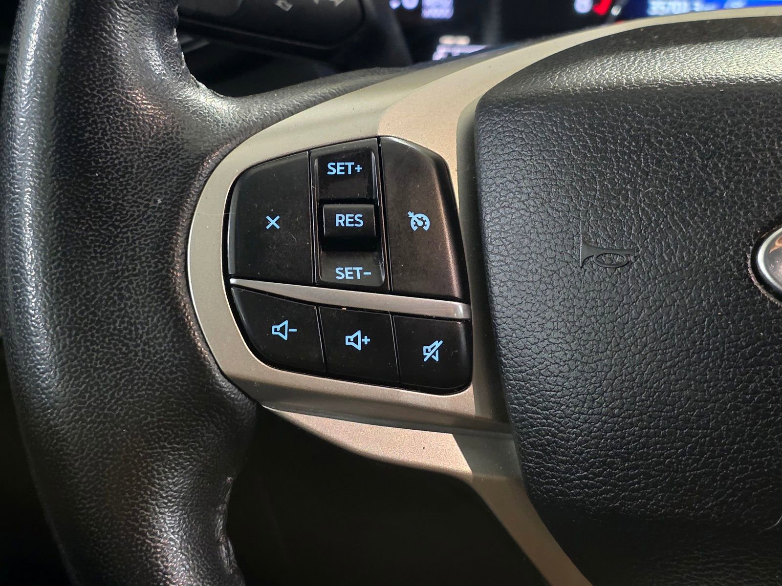 Used 2021 Ford Explorer XLT image 33