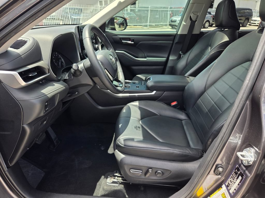 Used 2021 Toyota Highlander XLE FWD image 4