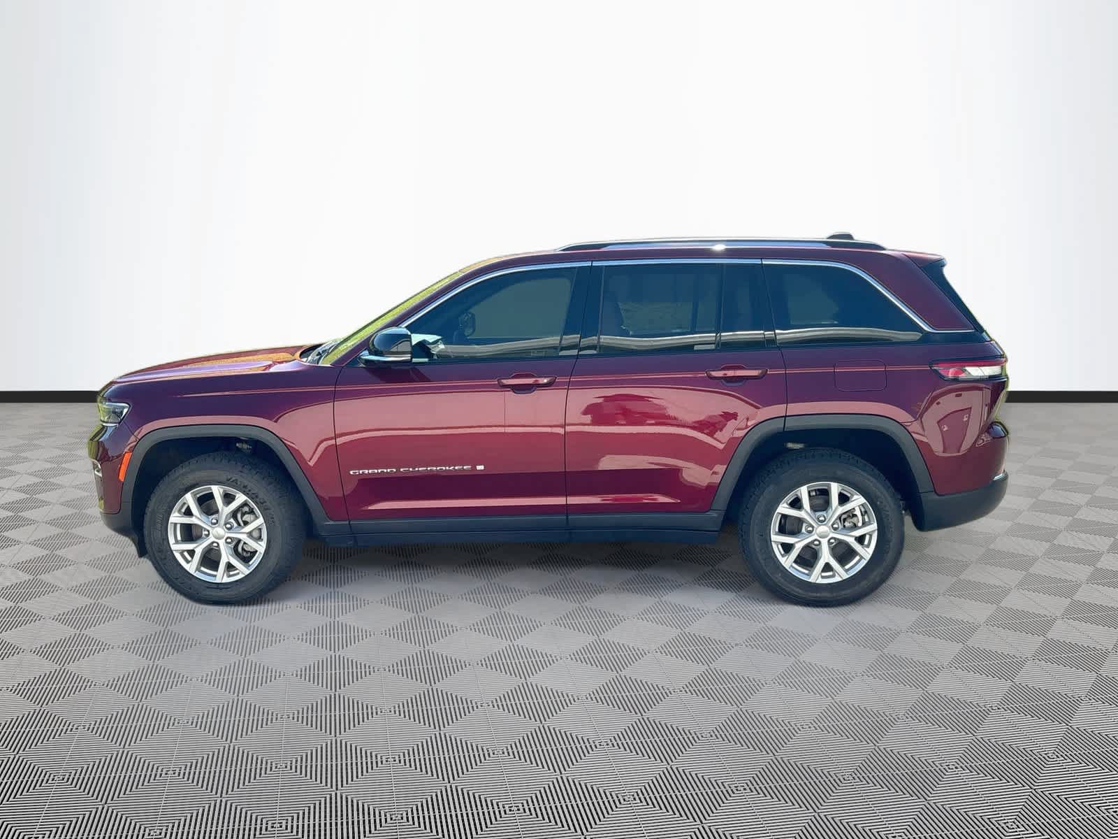 Used 2023 Jeep Grand Cherokee Limited w/ Trailer Tow Prep Group (B) AWD/4WD image 8
