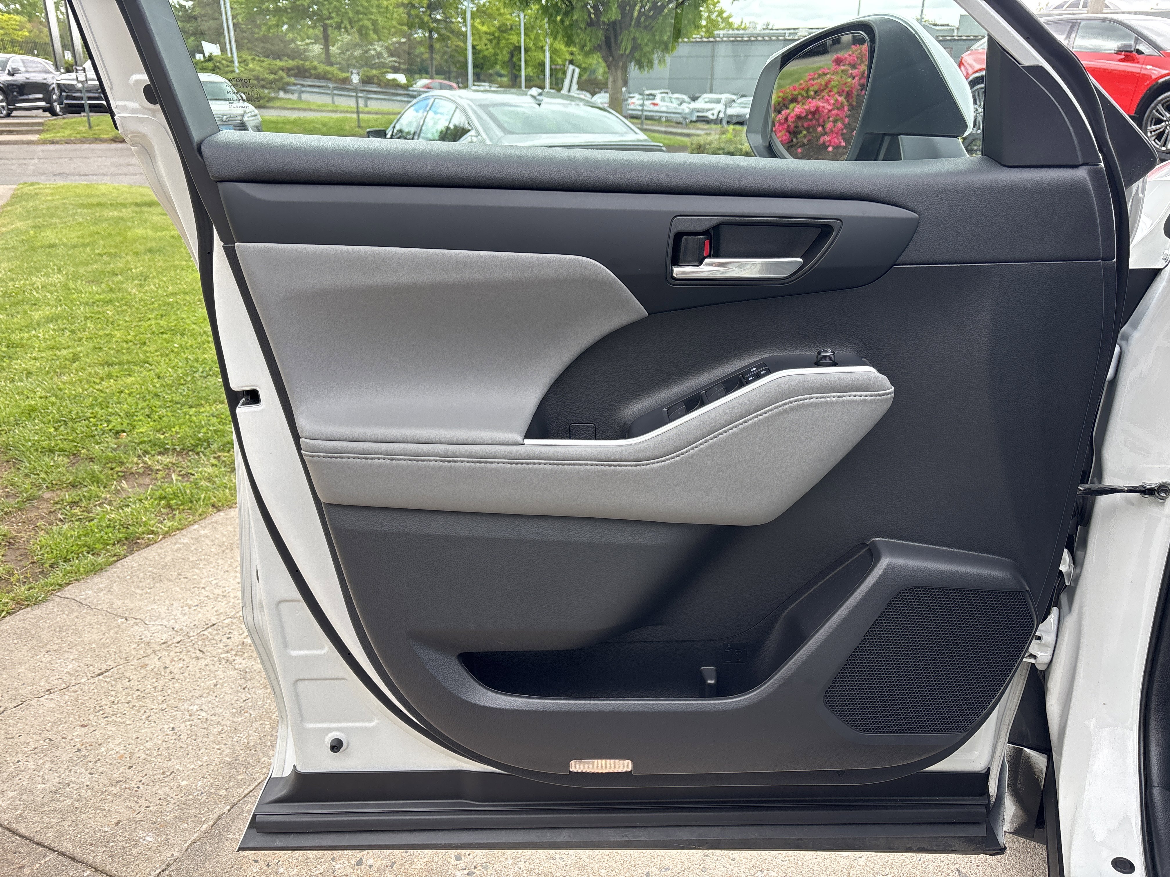 Used 2022 Toyota Highlander XLE AWD/4WD image 22